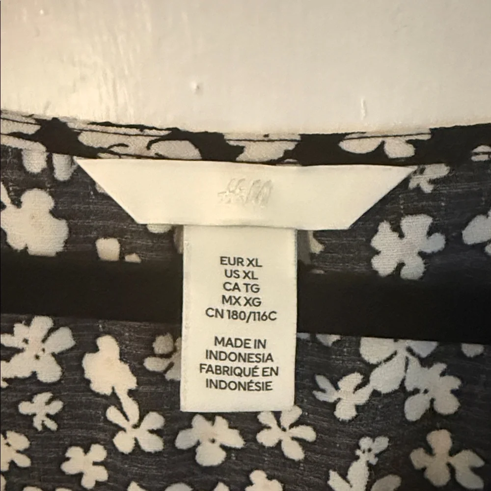 H&M Black and White Floral Blouse - Picture 6 of 6